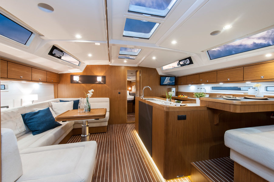 Bavaria 56 - inside Bavaria 56 - mesa