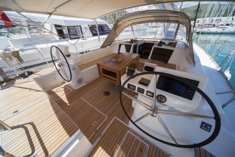 Dufour 520 GL - cocpit Dufour 520 GL - po wejściu na jacht