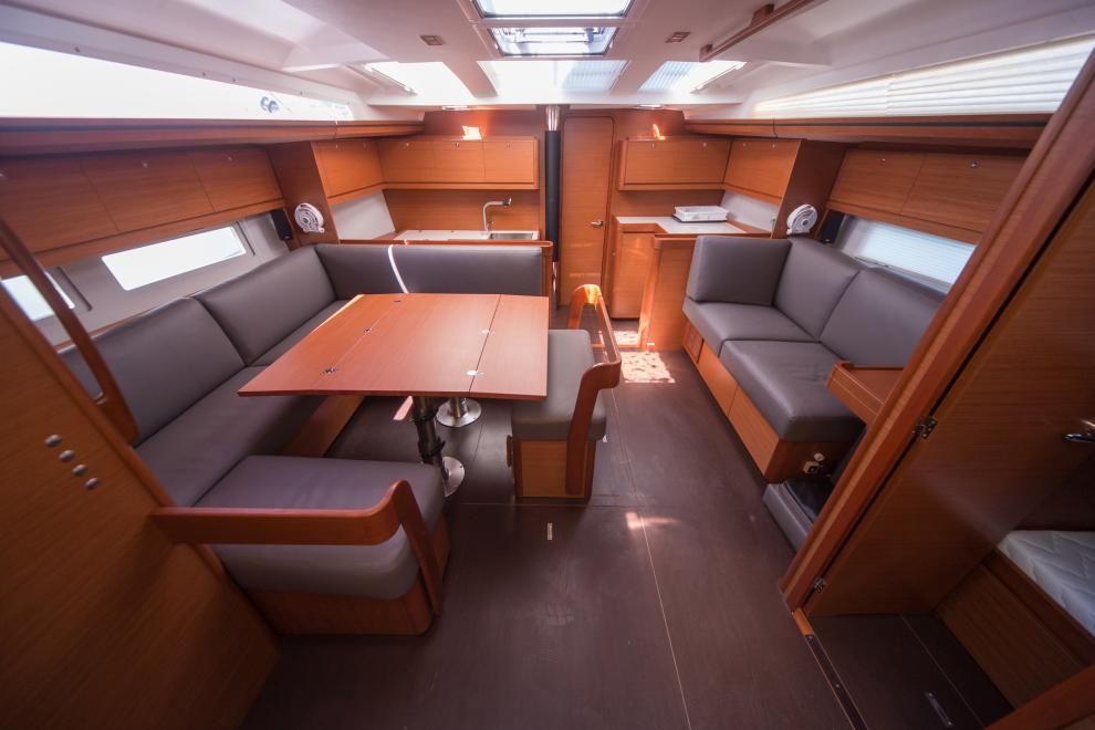 Dufour 520 GL - mesa Dufour 520 GL - salon