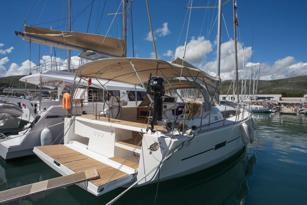 Dufour 520 GL - back Dufour 520 GL - od rufy