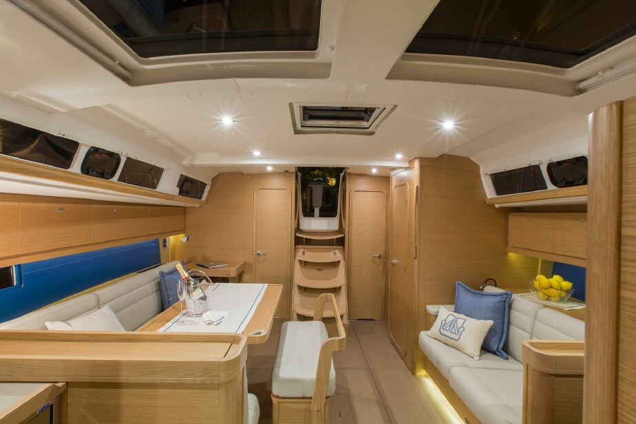 Dufour 460 GL - mesa Dufour 460 GL - salon